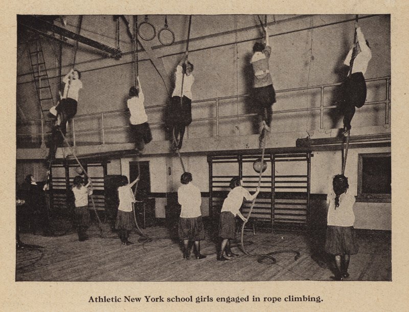 Halat tırmanışı yapan atletik New York okul kızları (s/b fotoğraf) by American Photographer (after)
