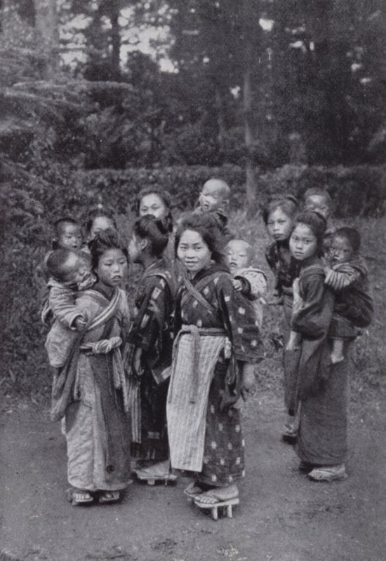 Ablalar ve küçük kardeşler (s/b fotoğraf) by American Photographer (after)