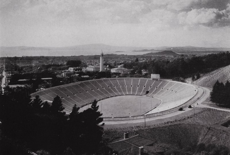 Kaliforniya: Berkeley, California Üniversitesi Memorial Stadyumu, 75.000 kişilik (s/b fotoğraf) by American Photographer (after)