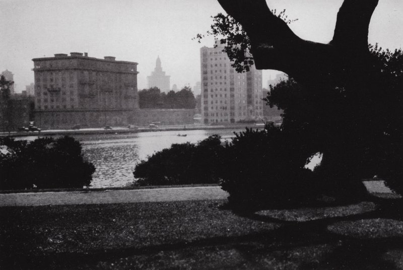 California: Oakland, Merritt Gölü, şehrin kalbinde, harika binalar ve birçok güzel evle çevrili (s/b fotoğraf) by American Photographer (after)
