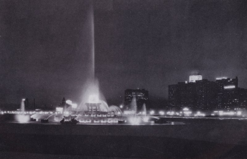 Chicago: Buckingham Çeşmesi, Gece Aydınlatması (s/b fotoğraf) by American Photographer (after)
