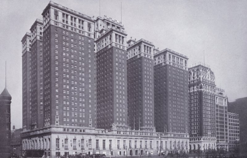 Chicago: Sağda Blackstone Hotel ile Stevens Hotel (s/b fotoğraf) by American Photographer (after)