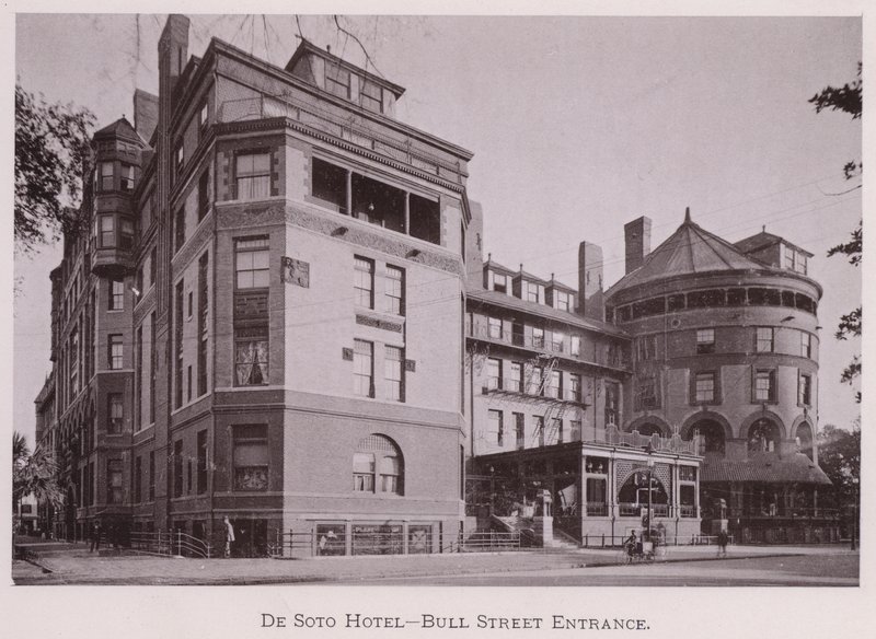 De Soto Hotel, Bull Street Girişi (s/b fotoğraf) by American Photographer (after)