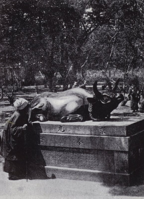 Bronz bir boğayı okşayan dindar kadın (s/b fotoğraf) by American Photographer (after)