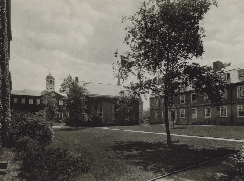 Harvard Üniversitesi: Harvard Salonu; Holden Şapeli; Biçme Salonu, Yatakhane (s/b fotoğraf) by American Photographer (after)