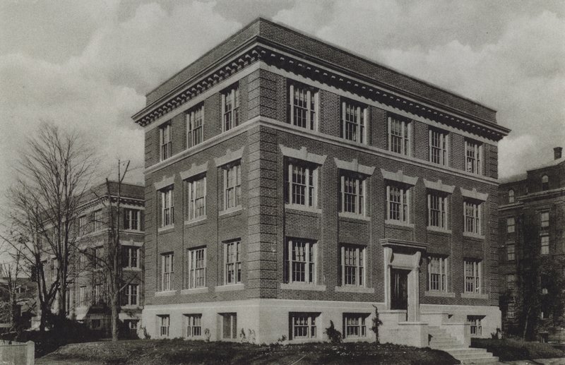 Harvard Üniversitesi: Wolcott Gibbs Memorial Laboratuvarı, T Jefferson Coolidge Chemical Laboratuvarı (s/b fotoğraf) by American Photographer (after)