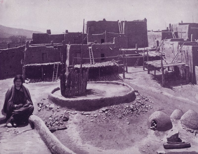 Arizona, Pueblo kasabasının iç avlusu (s/b fotoğraf) by American Photographer (after)