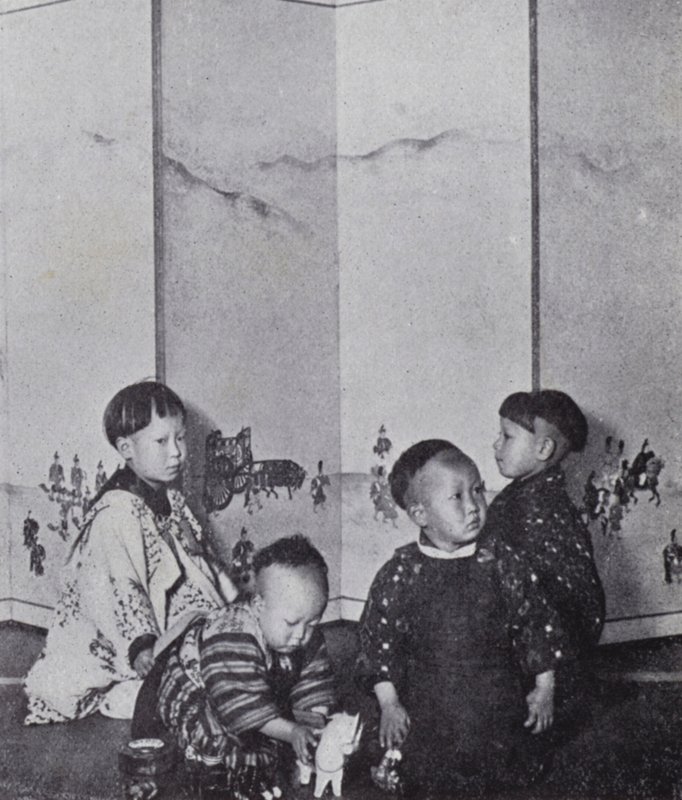 Japon bebekler oyun oynuyor (s/b fotoğraf) by American Photographer (after)