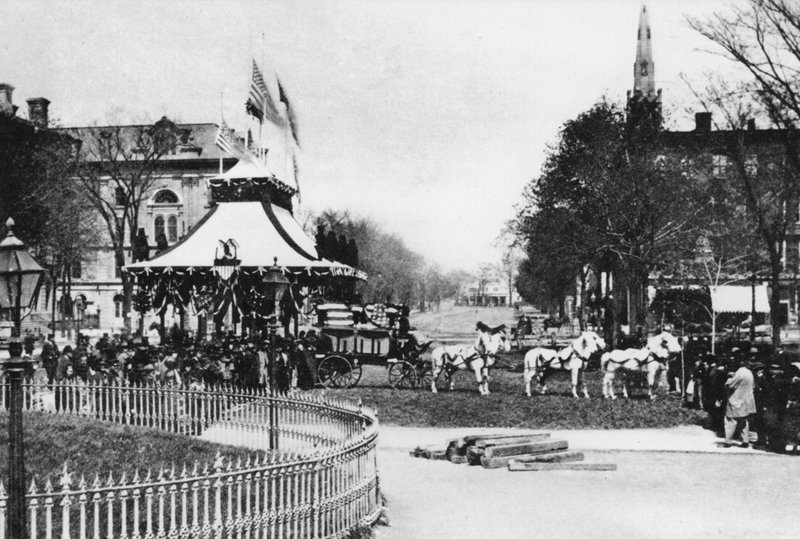 Eyalette yatarken, Başkan Abraham Lincoln, Cleveland, Ohio, Nisan 1865 (s/b fotoğraf) by American Photographer (after)