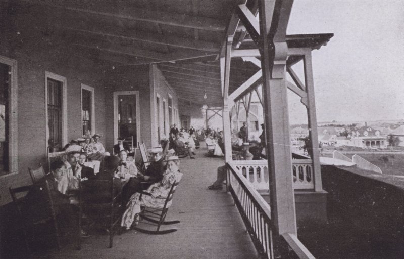 Old Orchard House, Maine: Piazza sahnesi (s/b fotoğraf) by American Photographer (after)