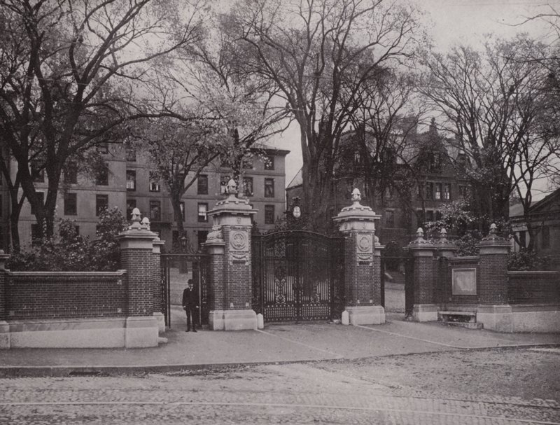 Providence, Rhode Island: Van Wickle Gate, Brown Üniversitesi (s/b fotoğraf) by American Photographer (after)