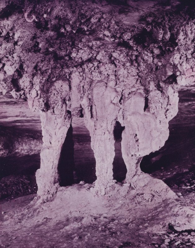 Gelin Sunağı, Mamut Mağarası (s/b fotoğraf) by American Photographer (after)