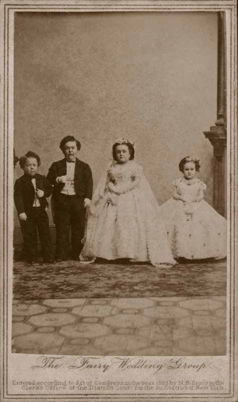 General Tom Thumb olarak bilinen Amerikalı şovmen Charles Sherwood Stratton ve eşi Lavinia Warren