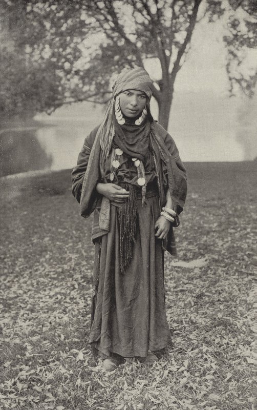 Çölün Bedevi Kadını by American Photographer