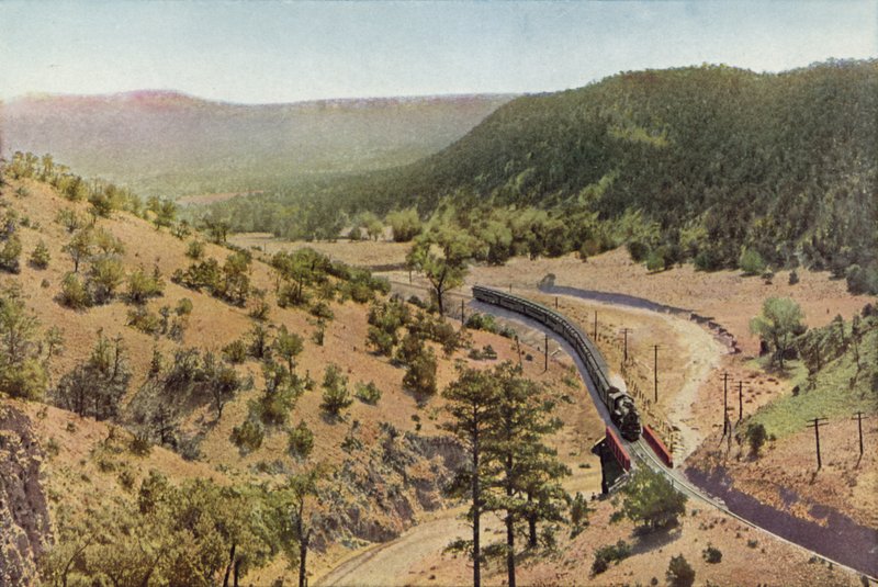 Apaçi Kanyonu, Las Vegas ve Lamy, New Mexico arasında (renkli fotoğraf) by American Photographer