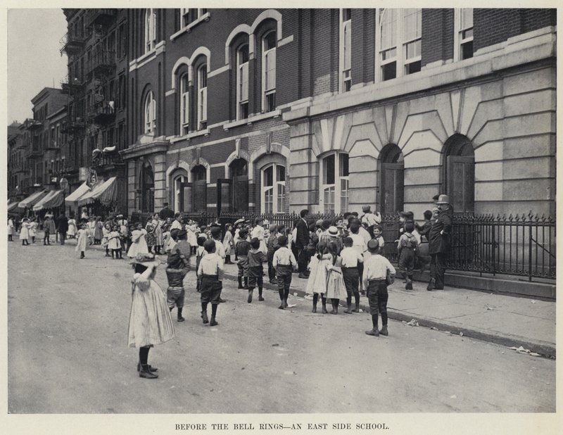 Zil çalmadan önce, bir Doğu Yakası Okulu (s/b fotoğraf) by American Photographer