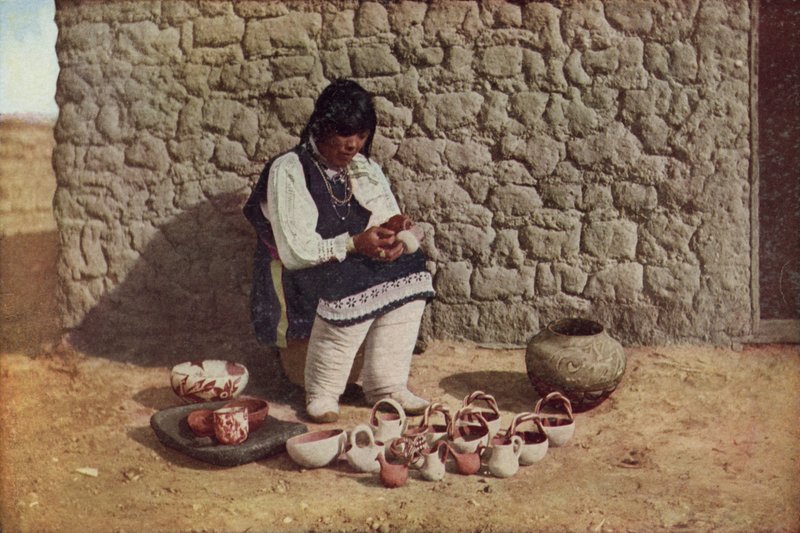 Dekorasyon Çömlekçiliği, Pueblo of Isleta, New Mexico (renkli fotoğraf) by American Photographer