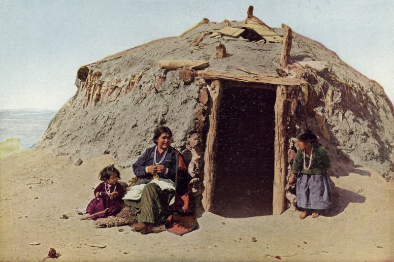 Elle of Ganado, Hint Binası, Albuquerque, Navajolar Arasında En Ünlü Dokumacı (renkli fotoğraf) by American Photographer