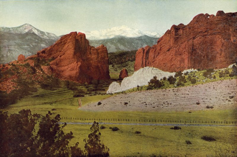 Ağ Geçidi, Tanrıların Bahçesi, Colorado, Pikes Peak in the Distance (renkli fotoğraf) by American Photographer