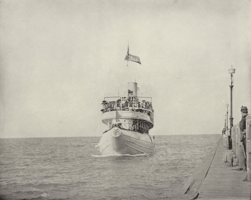 Balina Sırtlı Buharlı Gemi by American Photographer