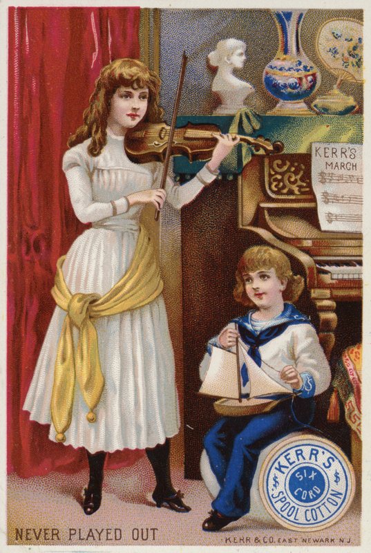 Küçük bir çocuğa keman çalan kız by American School