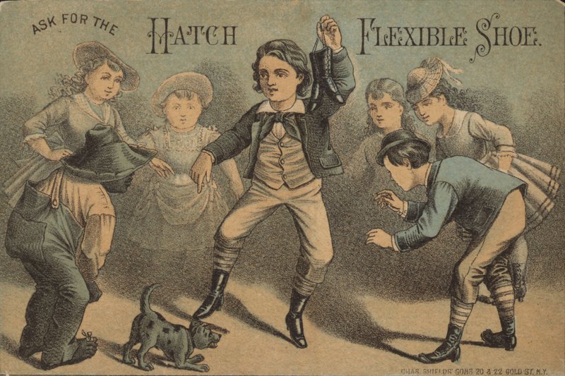 Çocuk elinde ayakkabı ile alay by American School