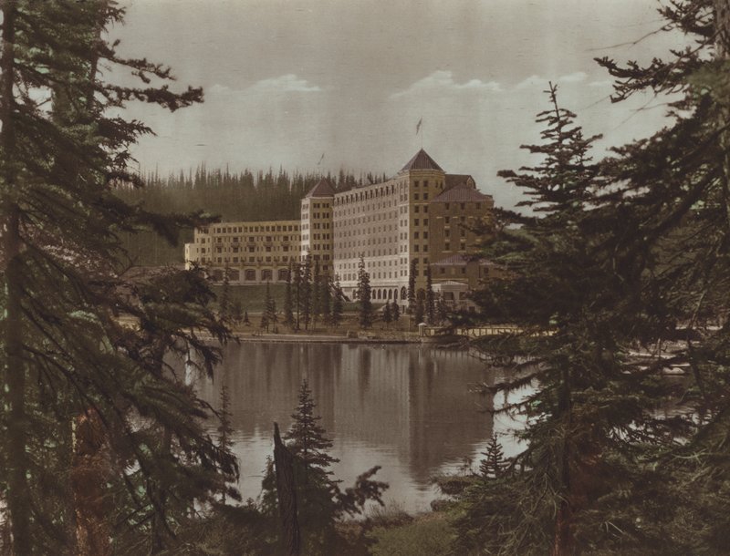 Chateau, Lake Louise (renkli fotoğraf) by Byron Hill Harmon