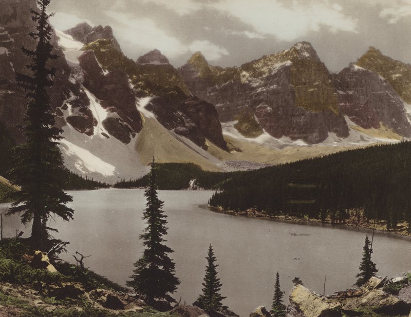 Moraine Gölü ve On Tepeler Vadisi (renkli fotoğraf) by Byron Hill Harmon