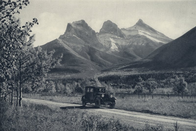 Kanada Kayalıkları: Üç Kız Kardeş, Banff (b/w fotoğraf) by Canadian Photographer