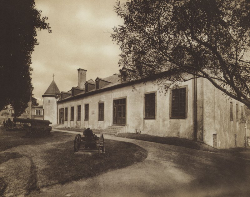 Ramezay Şatosu, 1705 yılında inşa edilmiştir (b/w fotoğraf) by Canadian Photographer