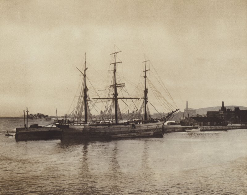 Hochelaga Limanı, Eski Zaman Yelkenlisi Hala Çalışıyor (b/w fotoğraf) by Canadian Photographer