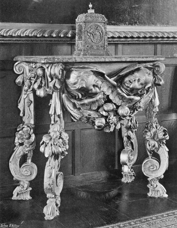 Bir Sırıtan Gibbons Konsolu by Charles Latham