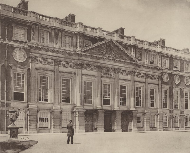 Hampton Court Sarayı, Doğu Cephesi by Charles Latham