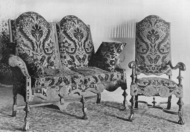 İngiliz Kadife Ceviz Sandalye ve Koltuk Örtüleri Süiti by Charles Latham