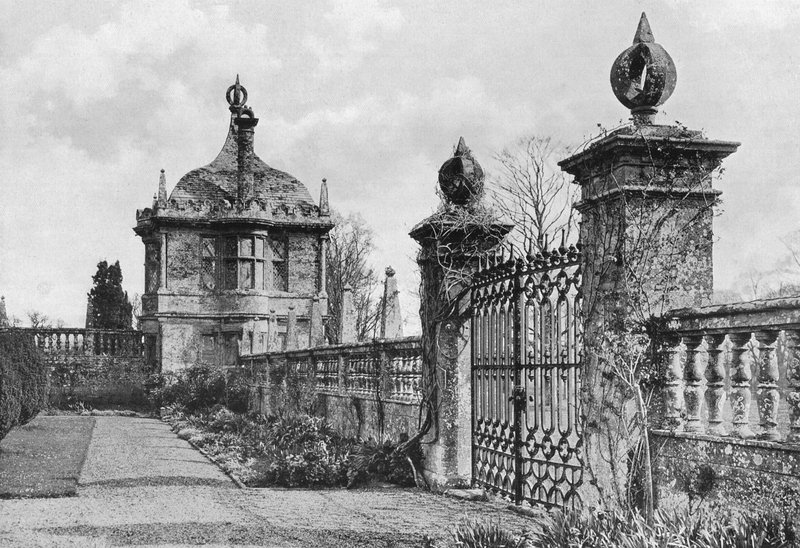 Doğu Bahçe Evi ve Ön Avlu Kapıları by Charles Latham