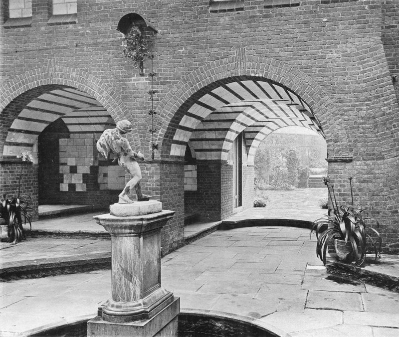 The Fountain Court (s/b fotoğraf) by Charles Latham