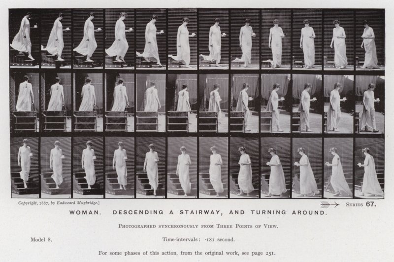 Hareket Halindeki İnsan Figürü: Merdivenden inen ve arkasını dönen kadın (s/b fotoğraf) by Eadweard Muybridge