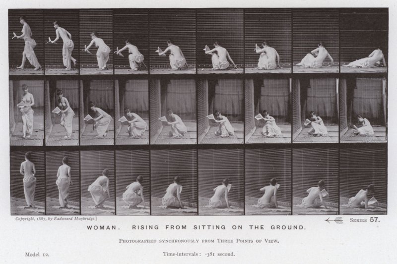 Hareket Halindeki İnsan Figürü: Yerde otururken yükselen kadın (s/b fotoğraf) by Eadweard Muybridge