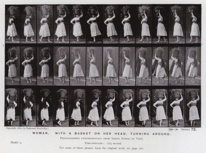 Hareket Halindeki İnsan Figürü: Başında sepet olan, arkasını dönen kadın (s/b fotoğraf) by Eadweard Muybridge