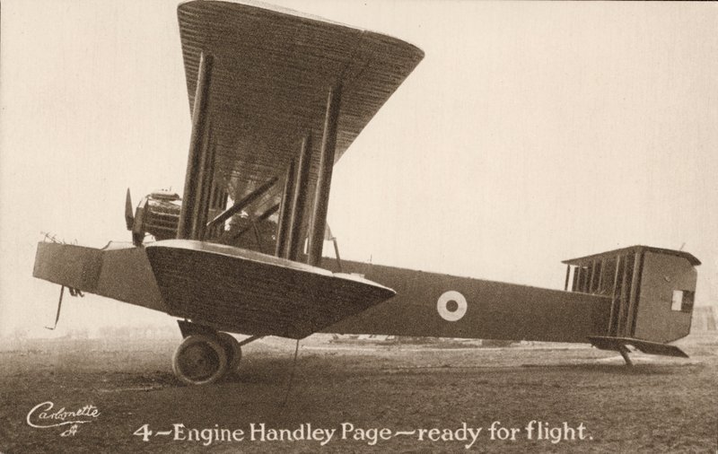 4-Engine Handley Page uçak, uçuşa hazır (s/b fotoğraf) by English Photographer