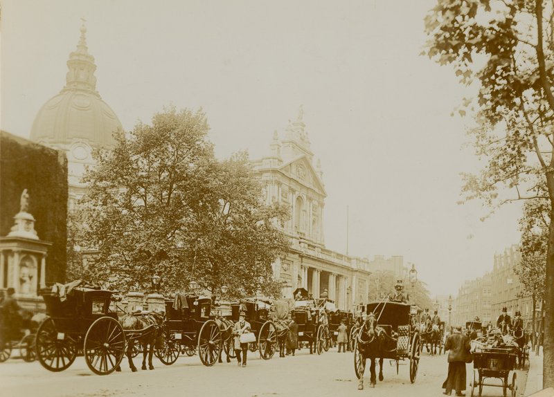 Brompton Oratory ile yoğun bir sokak sahnesi by English Photographer
