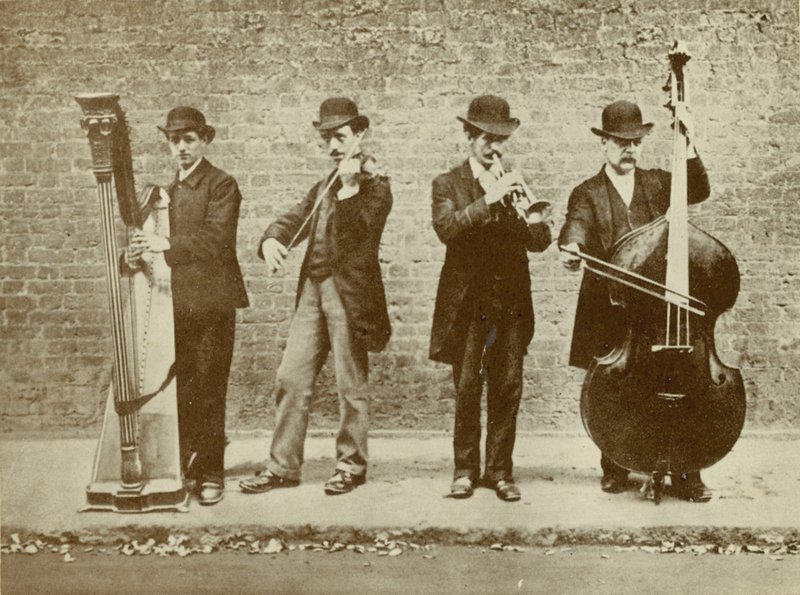 Bir grup sokak müzisyeni by English Photographer