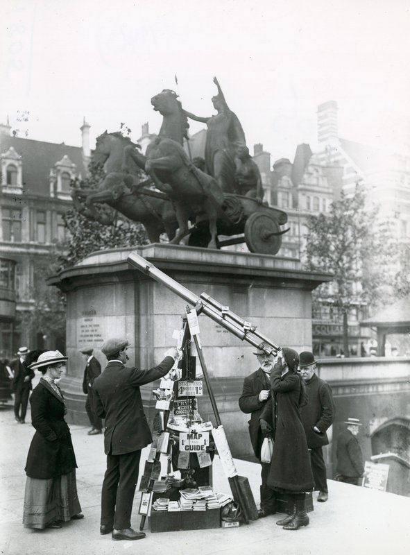 Boadicea heykelinin yanındaki Dolgudaki Big Ben