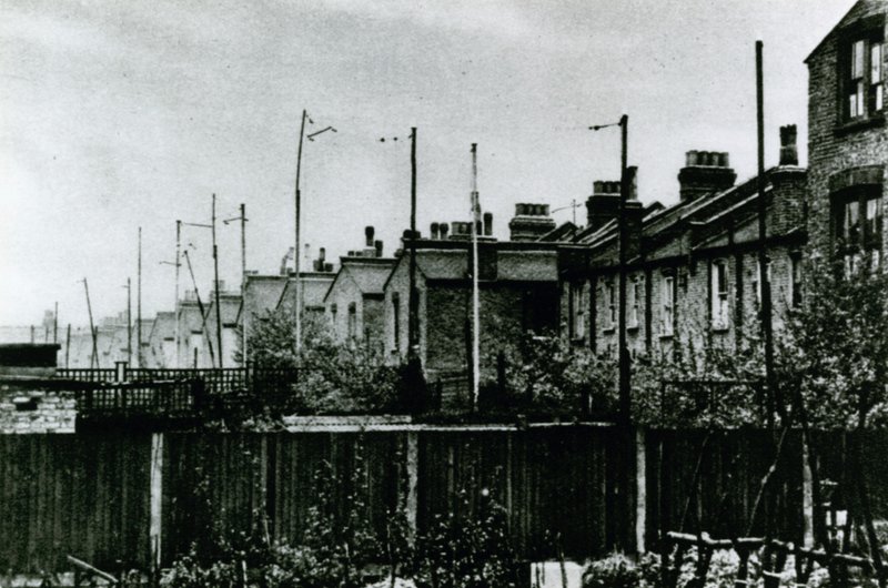 Banliyö arka bahçelerinde antenler, 1925 by English Photographer