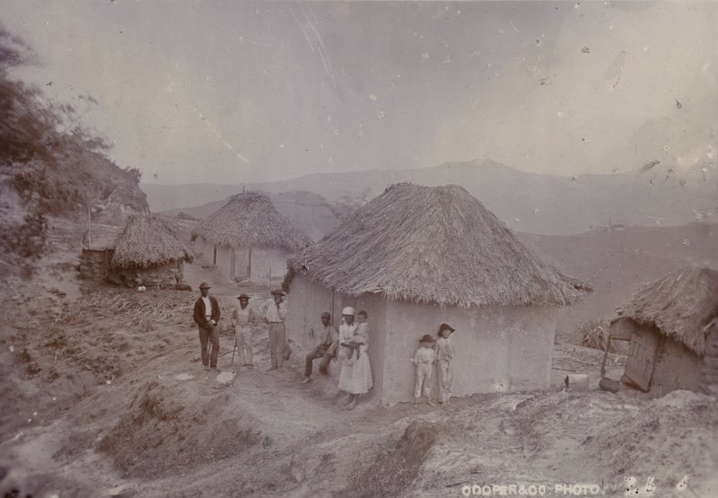 Bir tepe yamacındaki Barbadoslu köyü, 1880 by English Photographer