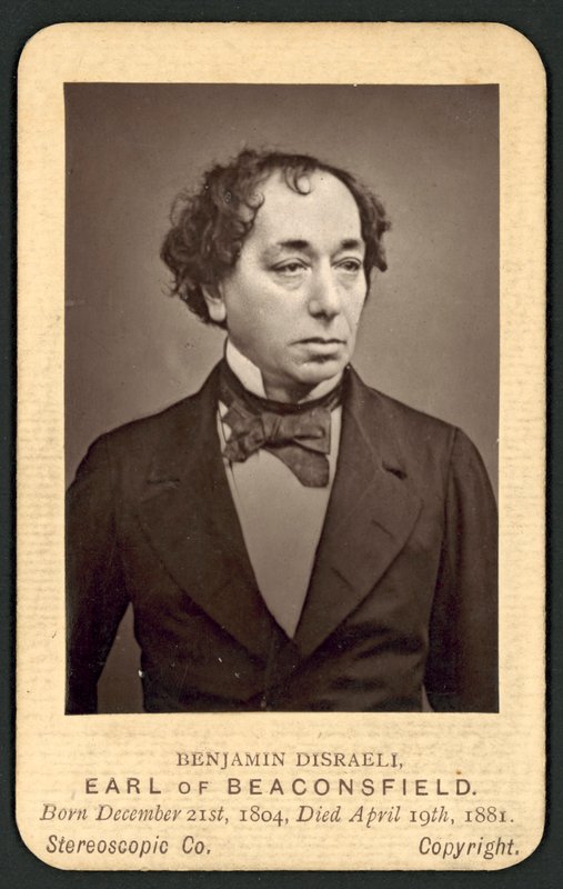 Benjamin Disraeli, Beaconsfield Kontu, anma fotoğraf kartı (s/b fotoğraf) by English Photographer