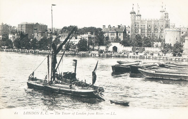 Arka planda Londra Kulesi ile Thames Nehri üzerinde tekneler by English Photographer