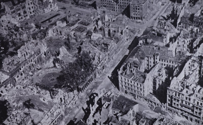 Berlin, Almanya, İkinci Dünya Savaşı'nın bombalanan kalıntıları by English Photographer