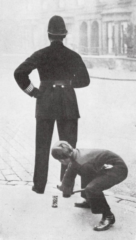 Bir polise eşek şakası yapan çocuk (siyah-beyaz fotoğraf) by English Photographer
