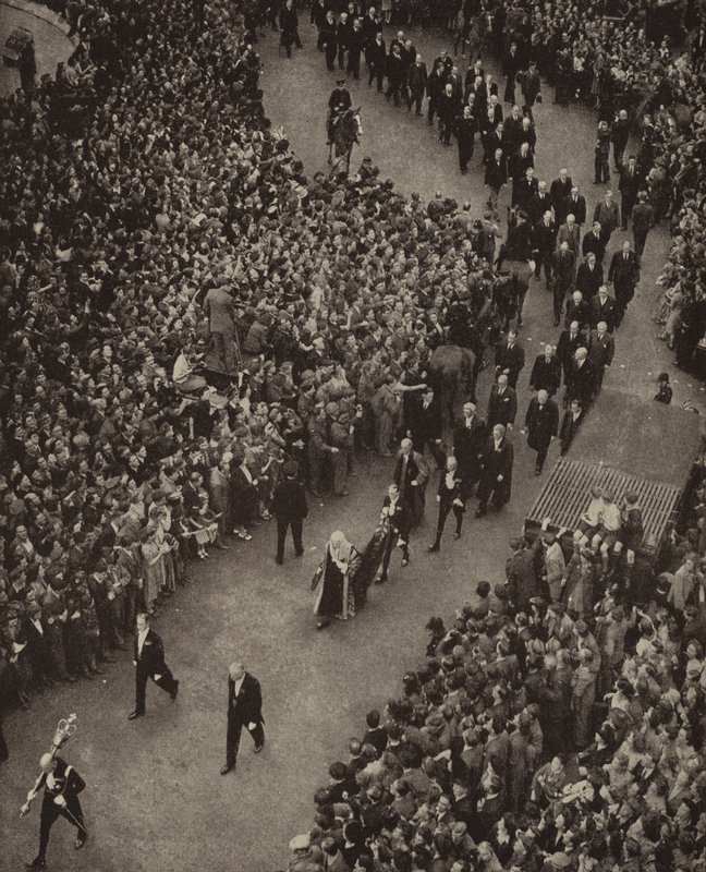 İngiltere Başbakanı Winston Churchill ve kabinesi, Nazi Almanyası'nın işgal tehdidinden kurtarıldığı için teşekkür töreni için Westminster'daki St Margaret Kilisesi'ne yürüyor, 8 Mayıs 1945 (s/b fotoğraf) by English Photographer